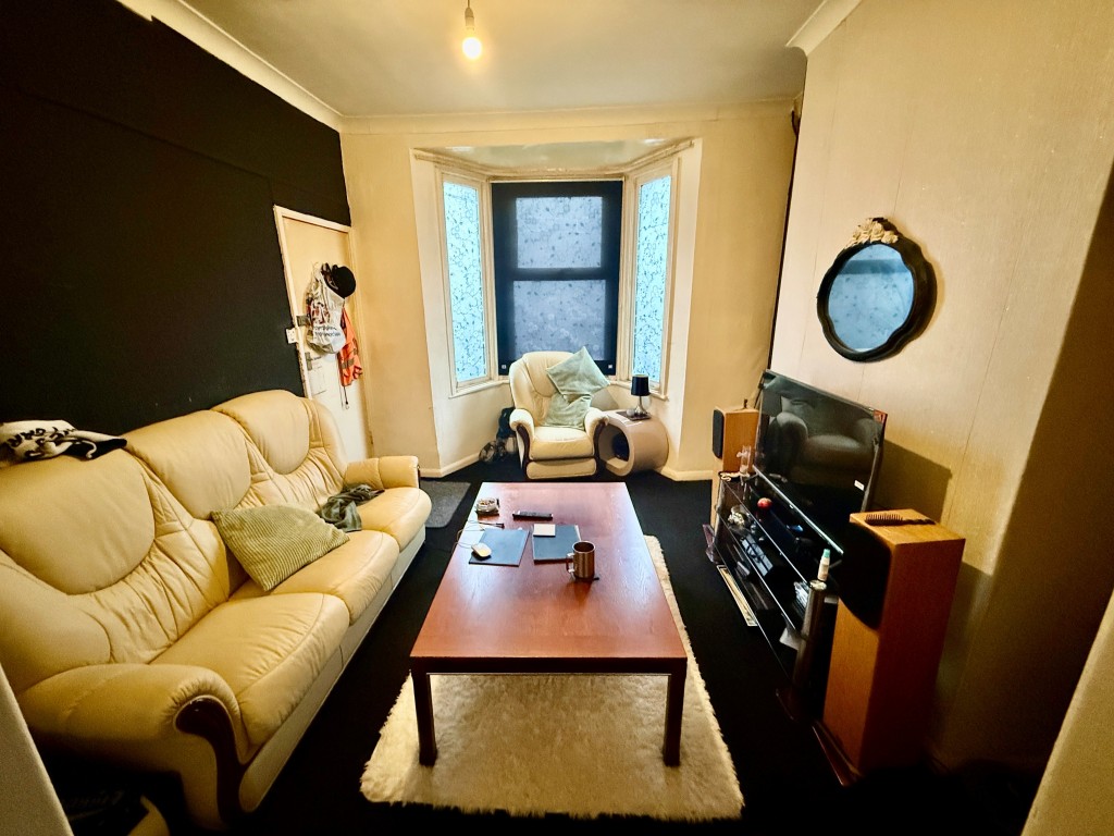 Lot: 61 - FREEHOLD PAIR OF FLATS FOR INVESTMENT - Ground floor living room